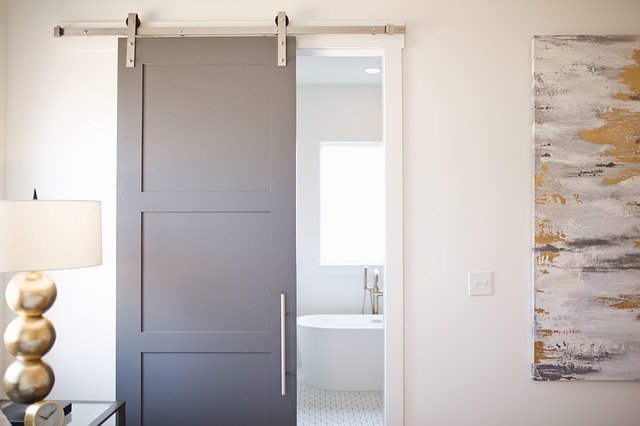 דלת הזזה – שילוב של נוחות ופרטיות בכל חלל בבית